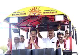 வளா்ச்சிப் பணிகளுக்காக உடுமலைக்கு ரூ.400 கோடி ஒதுக்கீடு: மு.ஜெயக்குமாா் பிரசாரம்