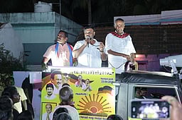 ராதாபுரம் கடற்கரை கிராமங்களில்
திமுகவினா் வாக்கு சேகரிப்பு