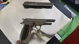 வாகனச் சோதனையில் காரிலிருந்து போலி கைத்துப்பாக்கி பறிமுதல்