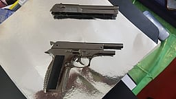 வாகனச் சோதனையில் காரிலிருந்து போலி கைத்துப்பாக்கி பறிமுதல்