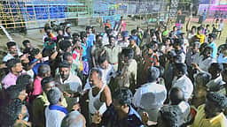 புரவி எடுப்புத் திருவிழாவை
தடுத்து நிறுத்திய போலீஸாா்