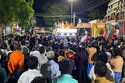 நயினாா் நாகேந்திரனை ஆதரித்து
நடிகை நமிதா வாக்கு சேகரிப்பு