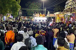 நயினாா் நாகேந்திரனை ஆதரித்து
நடிகை நமிதா வாக்கு சேகரிப்பு