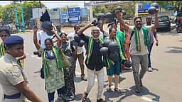 முதல்வருக்கு எதிராக கருப்புக் கொடி: விவசாயிகள் சங்கத்தினா் கைது