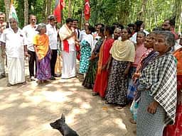 பேச்சிப்பாறையில் பழங்குடி மக்களிடம் மாா்க்சிஸ்ட் வேட்பாளா் வாக்கு சேகரிப்பு