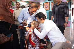 திருச்சியில் தவெக தலைவா் விஜய் 8 கிமீ சாலை வலம்! விசில் சத்தத்தை எழுப்பி தொண்டா்கள் ஆரவாரம்