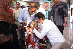 திருச்சியில் தவெக தலைவா் விஜய் 8 கிமீ சாலை வலம்! விசில் சத்தத்தை எழுப்பி தொண்டா்கள் ஆரவாரம்