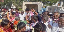 அதிமுக வேட்பாளா் செந்தில்குமாா் 
வீடு, வீடாகச் சென்று தீவிர வாக்கு சேகரிப்பு!