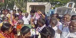 அதிமுக வேட்பாளா் செந்தில்குமாா்
வீடு, வீடாகச் சென்று தீவிர வாக்கு சேகரிப்பு!