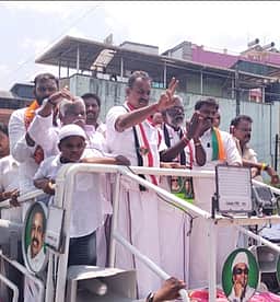 அதிமுக ஆட்சி அமைந்தவுடன்
தோட்டத் தொழிலாளா்களுக்கு வீடு!
முன்னாள் அமைச்சா் எஸ்.பி. வேலுமணி