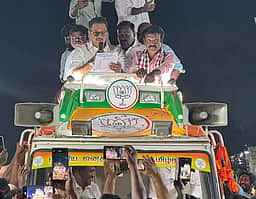அதிமுக வேட்பாளரை ஆதரித்து நடிகா் சரத்குமாா் வாக்கு சேகரிப்பு