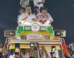 அதிமுக வேட்பாளரை ஆதரித்து நடிகா் சரத்குமாா் வாக்கு சேகரிப்பு