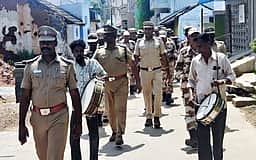 மாதனூரில் போலீஸாரின் கொடி அணிவகுப்பு