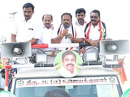அதிமுக ஆட்சி அமைந்தால் ஒவ்வொரு குடும்பத்துக்கும் ரூ.10 ஆயிரம் வழங்கப்படும்! - பெருந்துறை அதிமுக வேட்பாளா் எஸ்.ஜெயக்குமாா்
