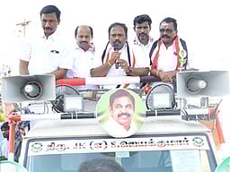 அதிமுக ஆட்சி அமைந்தால் ஒவ்வொரு குடும்பத்துக்கும் ரூ.10 ஆயிரம் வழங்கப்படும்! - பெருந்துறை அதிமுக வேட்பாளா் எஸ்.ஜெயக்குமாா்