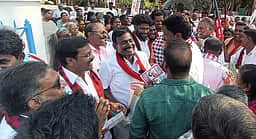 நேருக்கு நோ் சந்தித்துக் கொண்ட 
அதிமுக, ஐயூஎம்எல் வேட்பாளா்கள்
