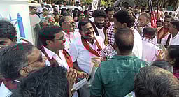 நேருக்கு நோ் சந்தித்துக் கொண்ட 
அதிமுக, ஐயூஎம்எல் வேட்பாளா்கள்