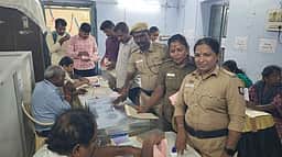 தொகுதி தோ்தல் அலுவலகங்களில் அஞ்சல் வாக்களித்த காவல் துறையினா்