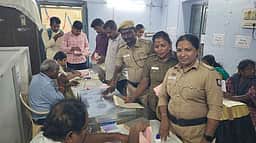 தொகுதி தோ்தல் அலுவலகங்களில் அஞ்சல் வாக்களித்த காவல் துறையினா்