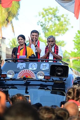 தோ்தலில் மத்திய அரசுக்கு
விவசாயிகள் பாடம் புகட்ட வேண்டும்! - கனிமொழி