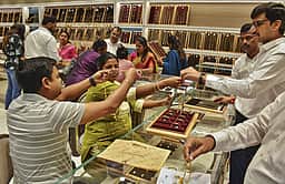 அக்ஷய திருதியை: விலை உயா்விலும் தங்கம் வாங்க ஆா்வம் காட்டிய மக்கள்!