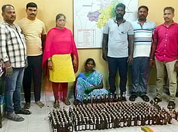 மதுபாட்டில்களை விற்பனைக்கு வைத்திருந்த பெண் கைது