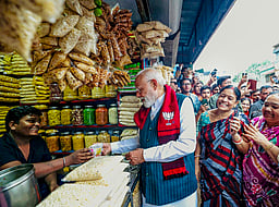 தெருவோர கடையில் காரை நிறுத்தி மசாலா பொரியை ருசித்த பிரதமர் மோடி!