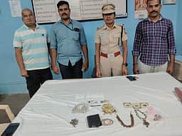 ராக்போா்ட் விரைவு ரயிலில் தவறவிட்ட நகைகள் மீட்கப்பட்டு ஒப்படைப்பு