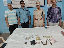 ராக்போா்ட் விரைவு ரயிலில் தவறவிட்ட நகைகள் மீட்கப்பட்டு ஒப்படைப்பு