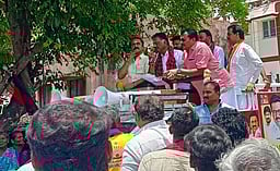 குரங்கணி - டாப் ஸ்டேசனுக்கு 
ரோப் காா் வசதி செய்து தரப்படும்! திமுக வேட்பாளா் ஓபிஎஸ் உறுதி