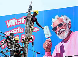 மின் கம்பங்களில் விளம்பரப் பதாகைகள் வைக்கத் தடை விதிக்க வலியுறுத்தல்