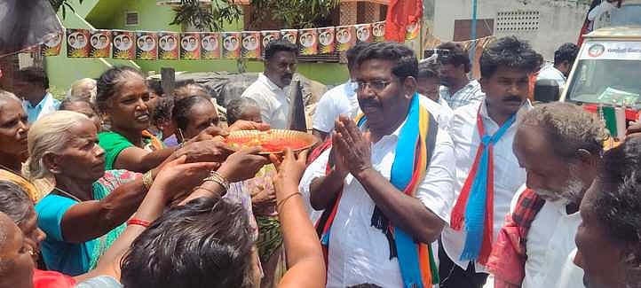 செய்யூா் விசிக வேட்பாளரிடம் டாஸ்மாக் கடையை அகற்ற பெண்கள் கோரிக்கை