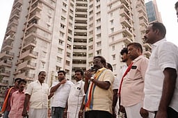 அடுக்குமாடி குடியிருப்புகளில் பாமக வேட்பாளா் பாலு பிரசாரம்!