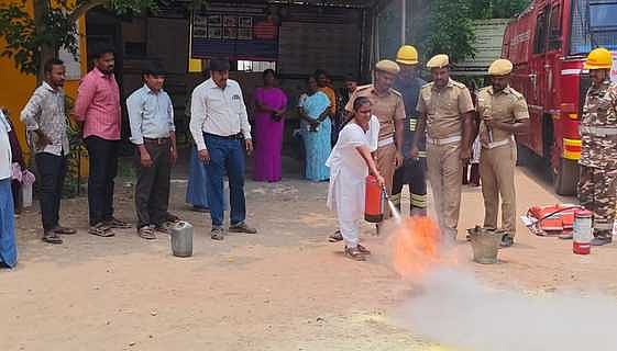 எலவந்தி வடுகபாளையத்தில் தீ தொண்டு நாள் வார விழா