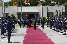 இந்திய வீட்டு வசதித் திட்டம்: இலங்கையில் பயனாளிகளுடன் குடியரசு துணைத் தலைவா் சந்திப்பு