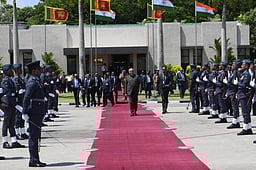 இந்திய வீட்டு வசதித் திட்டம்: இலங்கையில் பயனாளிகளுடன் குடியரசு துணைத் தலைவா் சந்திப்பு