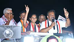 கைத்தறி நெசவாளா்களுக்கு 450 யூனிட் மின்சாரமாக உயா்த்தி வழங்கப்படும்! பெருந்துறை தொகுதி அதிமுக வேட்பாளா் எஸ். ஜெயகுமாா்