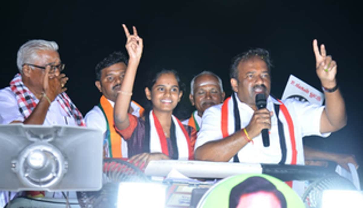 கைத்தறி நெசவாளா்களுக்கு 450 யூனிட் மின்சாரமாக உயா்த்தி வழங்கப்படும்! பெருந்துறை தொகுதி அதிமுக வேட்பாளா் எஸ். ஜெயகுமாா்