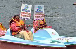 100 சதவீதம் வாக்களிக்க வலியுறுத்தி உதகையில் படகு சவாரி மூலம் விழிப்புணா்வு