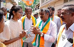 அவிநாசி நகரில் பாஜக வேட்பாளா் எல். முருகன் வாக்கு சேகரிப்பு