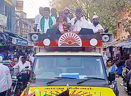 பேராசிரியா் காதா் மொய்தீன் வாக்கு சேகரிப்பு!