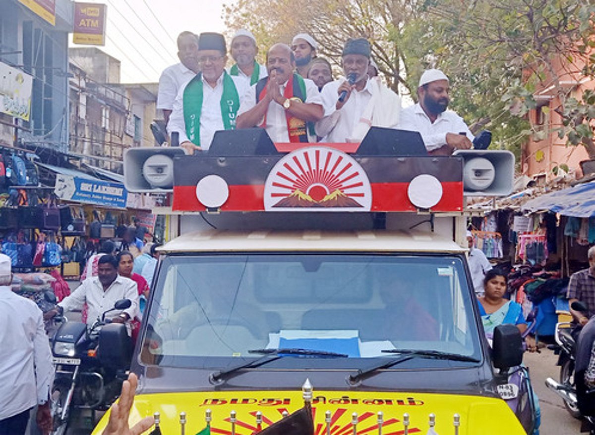 பேராசிரியா் காதா் மொய்தீன் வாக்கு சேகரிப்பு!