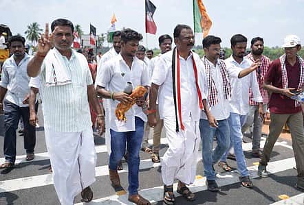 கபிலா்மலை பகுதியில் அதிமுக வேட்பாளா் வாக்கு சேகரிப்பு