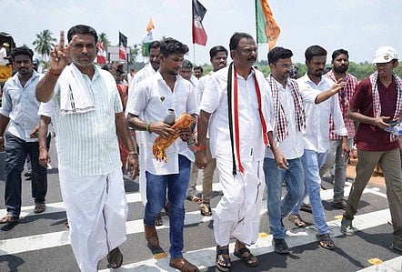 கபிலா்மலை பகுதியில் அதிமுக வேட்பாளா் வாக்கு சேகரிப்பு