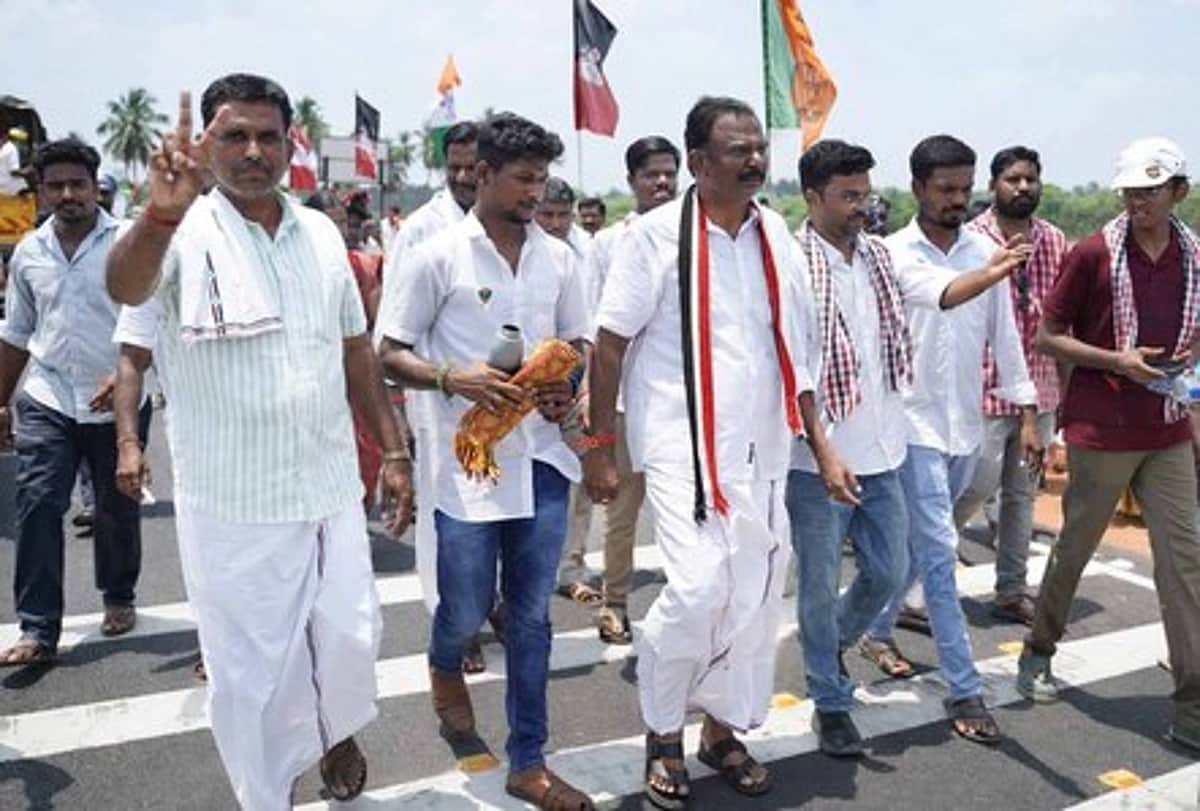 கபிலா்மலை பகுதியில் அதிமுக வேட்பாளா் வாக்கு சேகரிப்பு