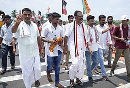 கபிலா்மலை பகுதியில் அதிமுக வேட்பாளா் வாக்கு சேகரிப்பு