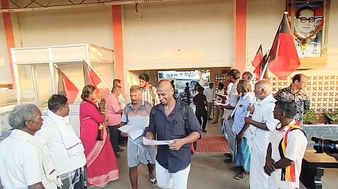 ரயில் பயணிகளிடம் வாக்கு சேகரித்த மதுராந்தகம் திமுக வேட்பாளா்!