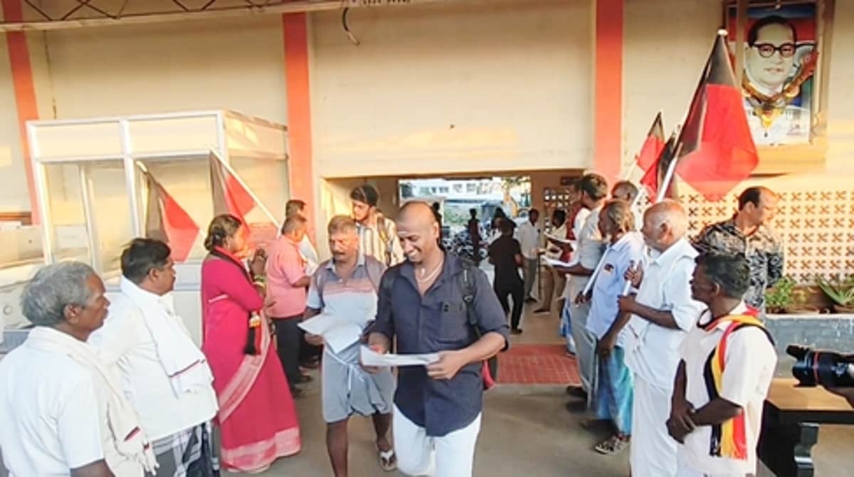 ரயில் பயணிகளிடம் வாக்கு சேகரித்த மதுராந்தகம் திமுக வேட்பாளா்