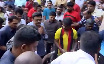 சென்னை அண்ணா நகரில் நடந்து சென்று வாக்கு சேகரித்த முதல்வர் மு.க.ஸ்டாலின்!