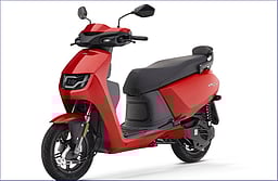 ஒரு முறை சார்ஜ் செய்தால் 142 கி.மீ. பயணம்! ரூ. 44,490க்கு மின்சார ஸ்கூட்டர்!